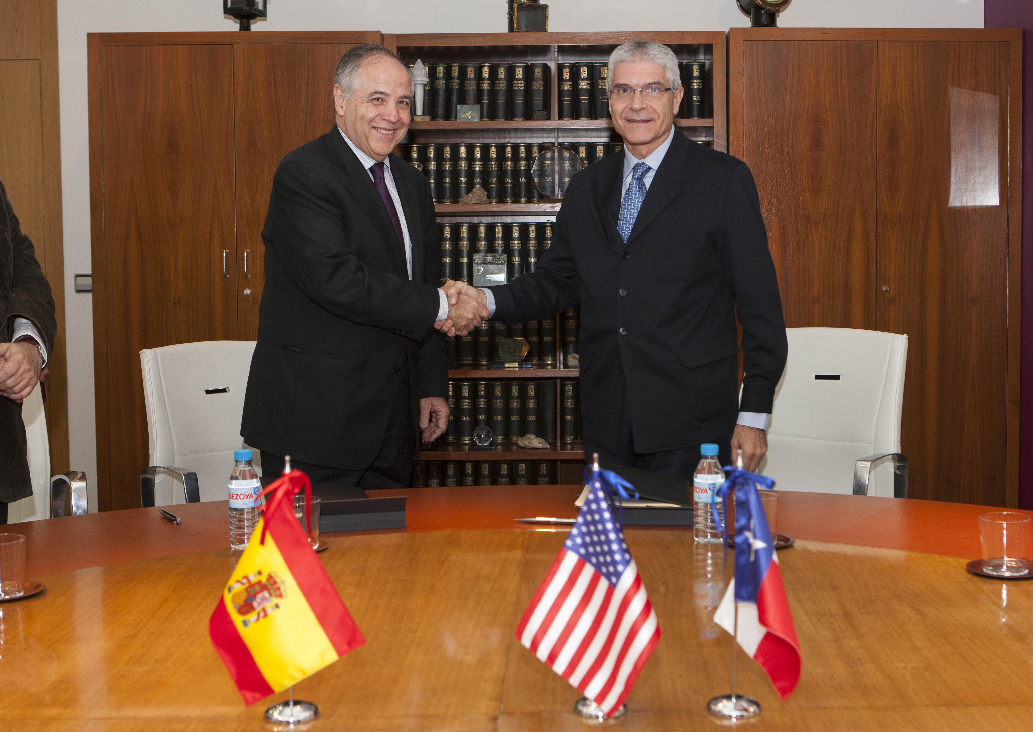 It's official! Texas Central CEO Carlos Aguilar signs contract with Renfe President Isaías Táboas.